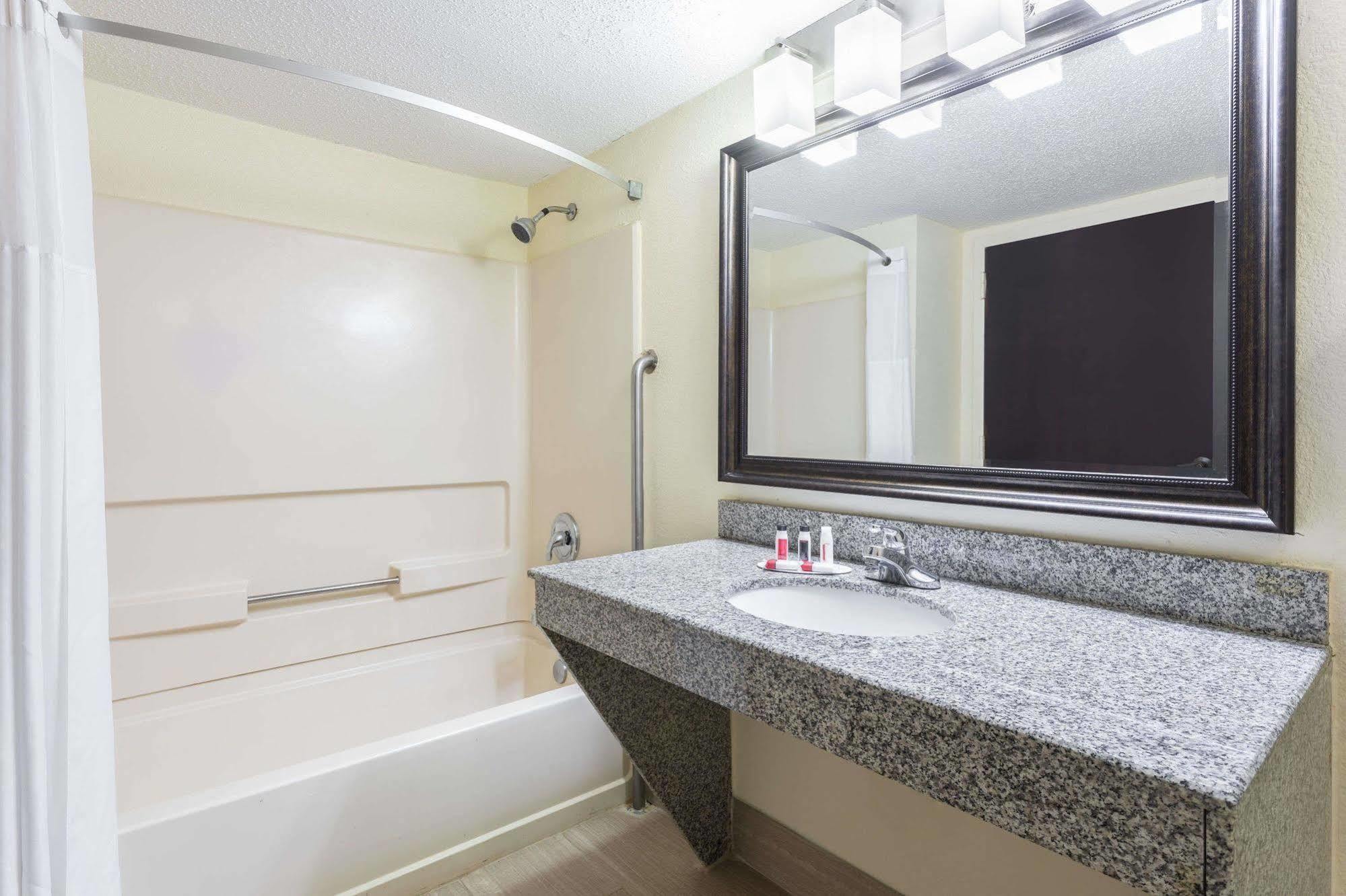 Days Inn By Wyndham Newberry South Carolina Buitenkant foto